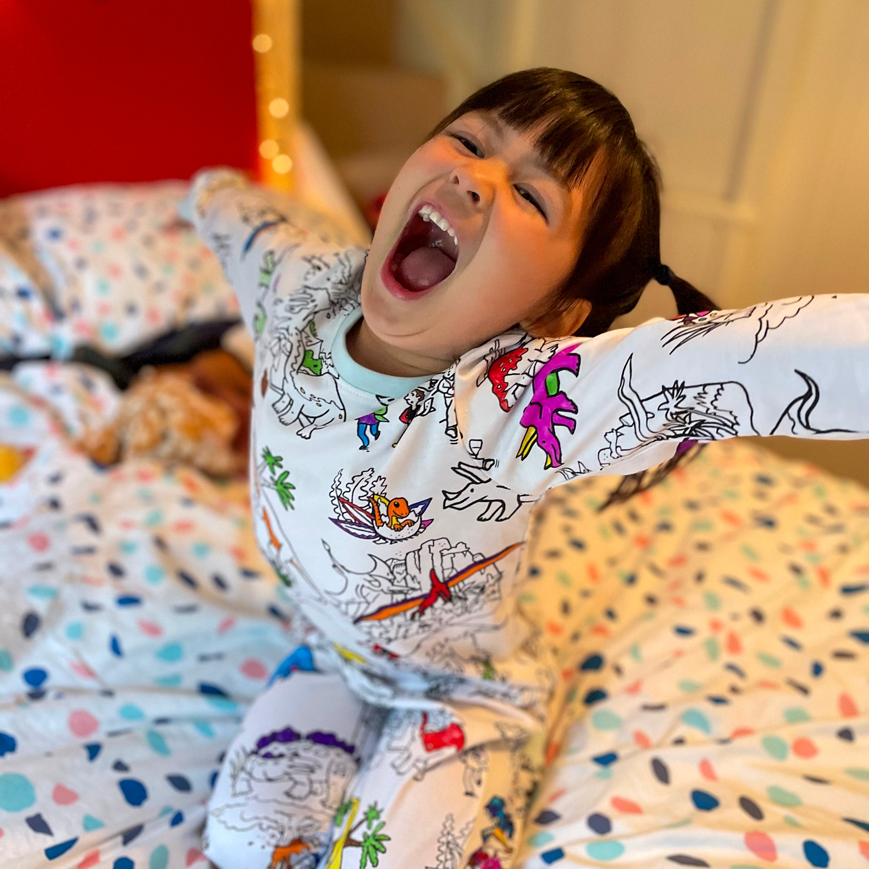 color de dinosaurio en pijama